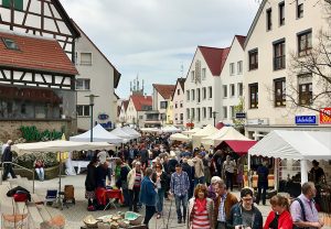 die Ditzinger Marktstraße mit dem Töpfer-, Künstler- und Kunsthandwerkermarkt am Sonntag, 15. April 2018