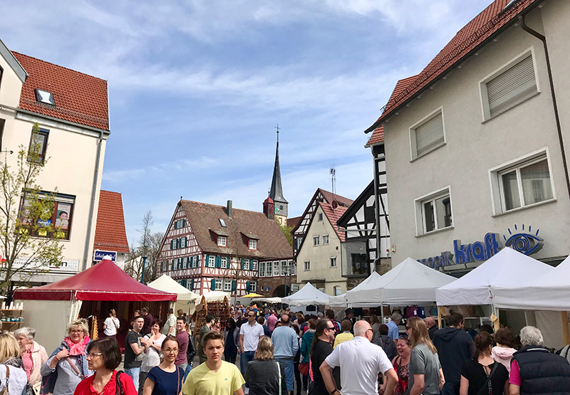 die Ditzinger Marktstraße mit dem Töpfer-, Künstler- und Kunsthandwerkermarkt am Sonntag, 15. April 2018