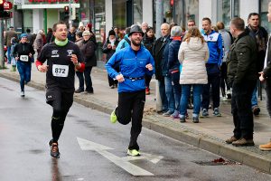 Marc Schaller (rechts mit Hut) wenige Meter vor dem Ziel des Hörnleshasenlauf in Weilimdorf in der Glemsgaustraße