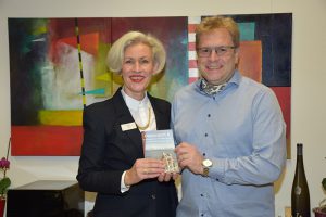 Bezirksvorsteherin Ulrike Zich und Autor Hans-Martin Goede mit dem Buch "Hopscotch 8"