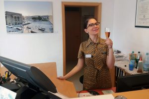 Salima Hanle-Schaller beim alkoholfreien Sektgenuß!