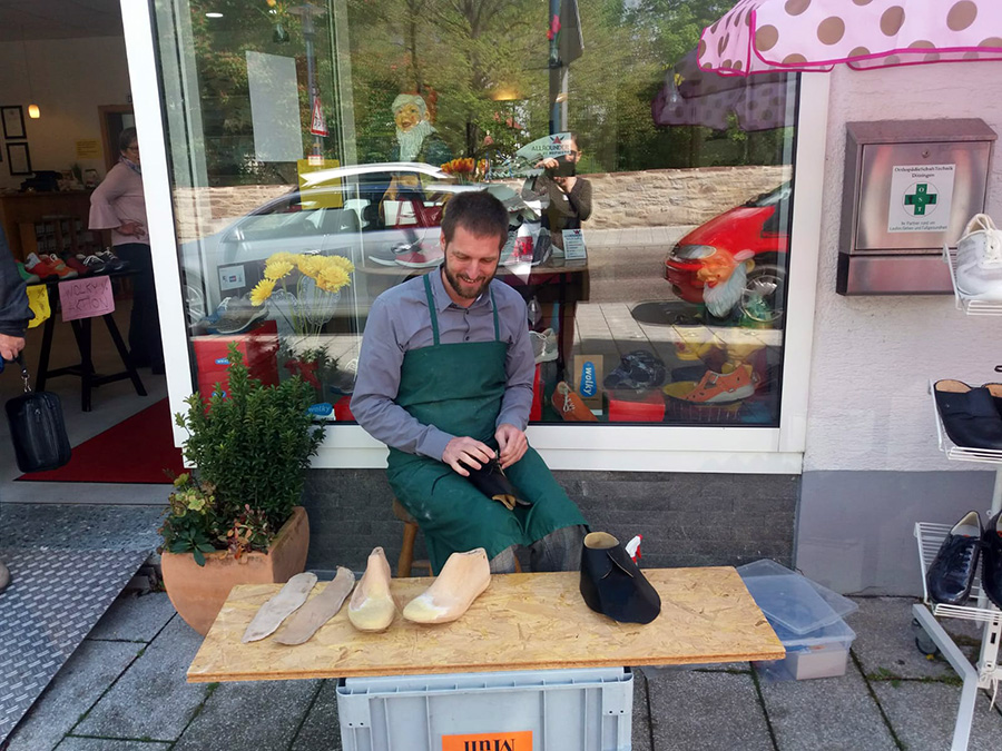 Marc Schaller präsentierte am Töpfer- und Kunsthandwerkermarkt am Sonntag Schuhmacherhandwerksarbeit.