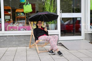 Salima Hanle-Schaller wartet auf Ihren Besuch - der Regenschirm ist natürlich nur zum Schutz vor Sonnenschein. Ok, und vielleicht auch gegen ein paar Regentropfen geeignet ;)