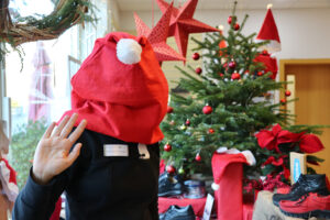 Salima Hanle-Schaller mit Weihnachtsmütze - die ist von der Größe her eindeutig nicht ihre, sondern entweder die vom Nikolaus oder dem Weihnachtsmann.... oder wem passt sie sonst?!