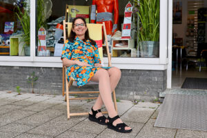 Salima Hanle-Schaller: "ich trage oberschenkellange Kompressionstrümpfe, mediven elegance, mit offener Fußspitze (im Sommer sehr angenehm, gut mit sandalen zu tragen) und Sandalen der Firma Hartjes aus Österreich."