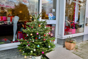 Weihnachtsbaum "in" der Tür der OST Ditzingen :)