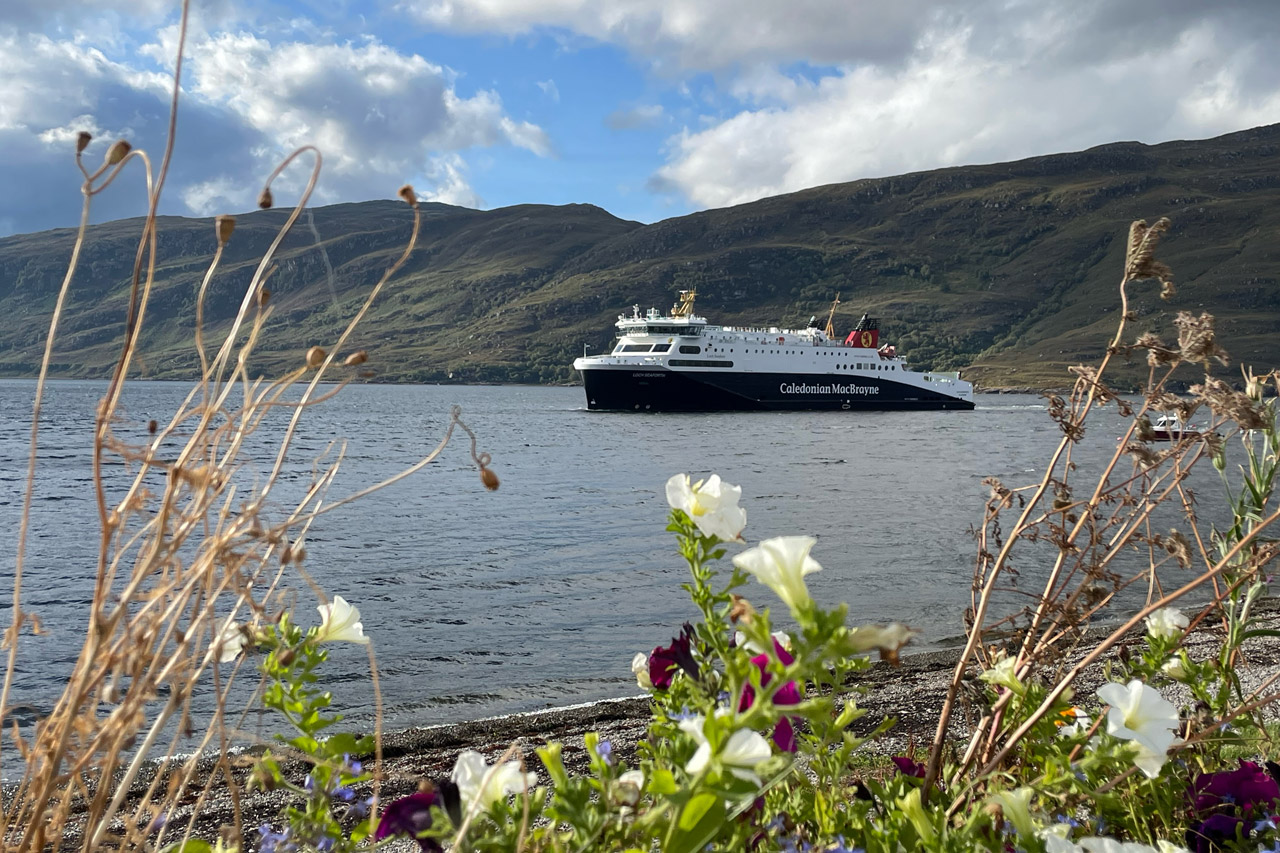 mit dem Hopscotch 8 Fährticket von CALMAC Ferries geht es auf die schottischen Äußeren Hebriden